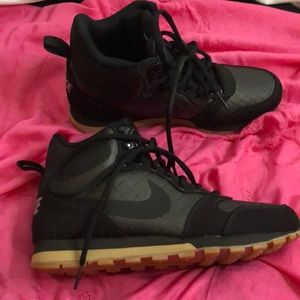 Nike hightop Womens blk sneakers